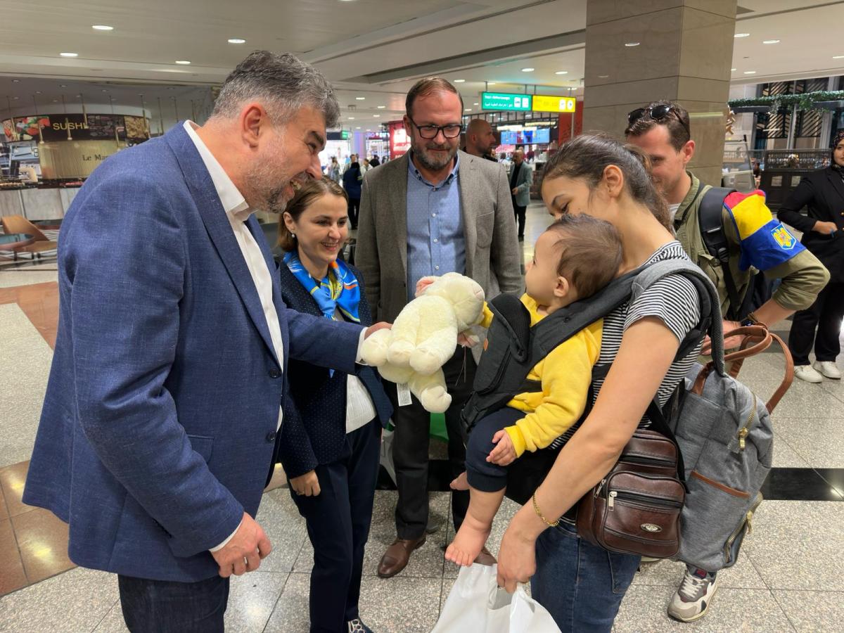 Marcel Ciolacu, în aeroport, alături de românii din Fâșia Gaza: În seara asta vor dormi în România, în siguranță! / galerie foto