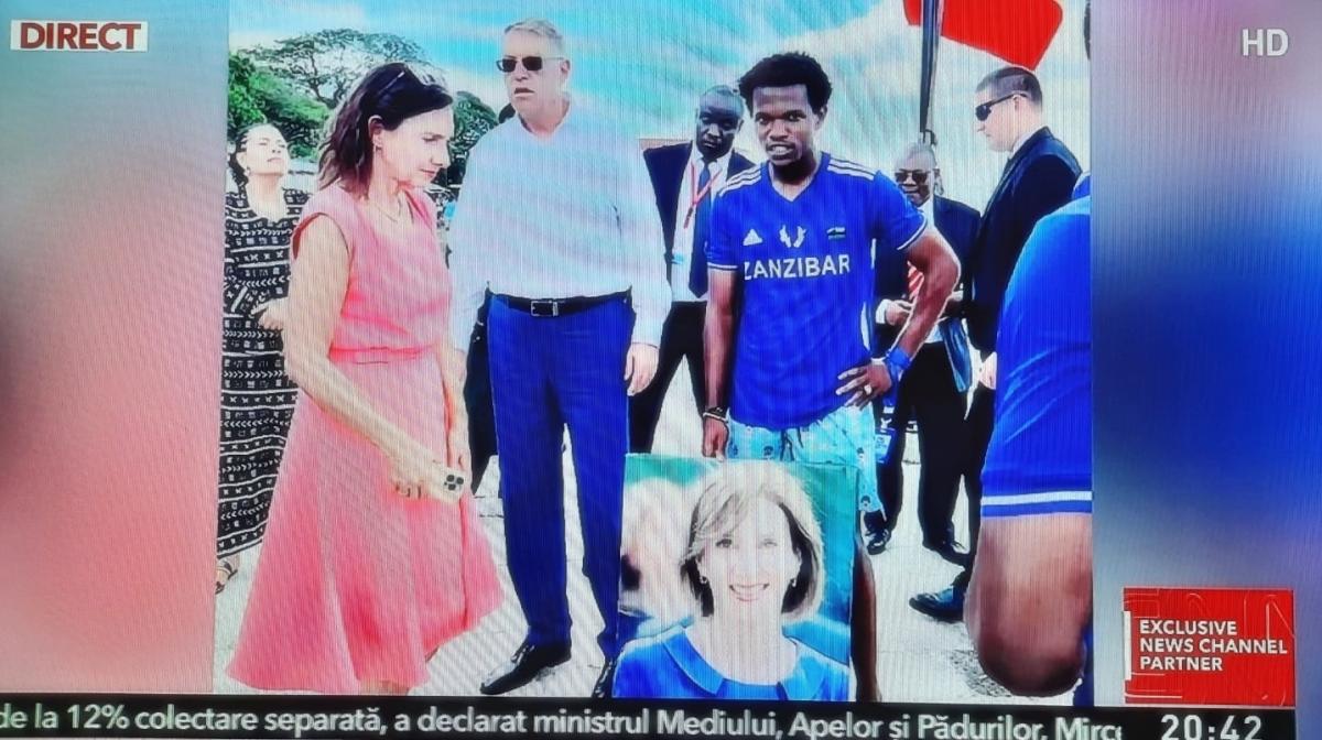 Iohannis, grimasă virală când vede africanii care se aruncă în apă cu portretul său / foto